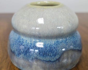 Little Buddy - Pequeña olla torneada con esmalte celadón estilo goteo flotante y diseño en cascada