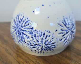Bola de Nieve - Pequeño jarrón achaparrado, perfecto para una suculenta o un mini ramo. Hecho a mano con base blanca y salpicaduras azules talladas a mano.