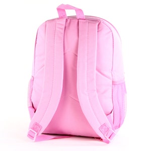 Pu&ograve; includere: Uno zaino rosa con spalline regolabili e una tasca laterale in rete.