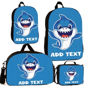 Peut inclure: Un ensemble de trois sacs à dos bleus avec un motif de requin de dessin animé. Chaque sac à dos porte le texte "Ajouter du texte" imprimé dessus.