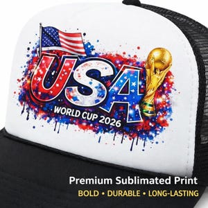 Puede incluir: Gorra de camionero en blanco y negro con un panel frontal blanco que presenta un gr&aacute;fico colorido. El gr&aacute;fico incluye el texto "USA WORLD CUP 2026" con la bandera estadounidense y un trofeo dorado. La gorra tiene una parte trasera de malla.