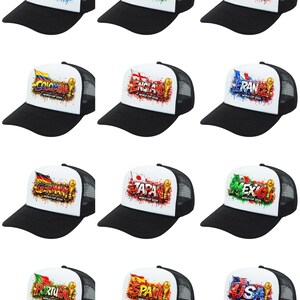 Puede incluir: Una colecci&oacute;n de gorras de camionero en blanco y negro con banderas de pa&iacute;ses y texto. Cada gorra presenta un dise&ntilde;o de bandera diferente, el nombre del pa&iacute;s y el texto "World Cup 2026". Las gorras son una mezcla de paneles de malla y s&oacute;lidos.