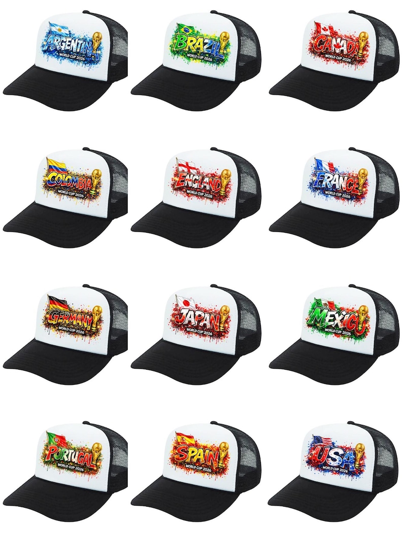 Puede incluir: Una colecci&oacute;n de gorras de camionero en blanco y negro con banderas de pa&iacute;ses y texto. Cada gorra presenta un dise&ntilde;o de bandera diferente, el nombre del pa&iacute;s y el texto "World Cup 2026". Las gorras son una mezcla de paneles de malla y s&oacute;lidos.