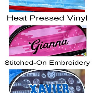 Pu&ograve; includere: Tre esempi di zaini personalizzati con diversi stili di ricamo. Il primo zaino &egrave; blu con nuvole bianche e il nome "Oliver" in vinile rosso. Il secondo zaino &egrave; rosa con triangoli bianchi e il nome "Gianna" in ricamo nero. Il terzo zaino &egrave; nero con una variet&agrave; di loghi di supereroi e il nome "Xavier" in ricamo blu con contorno.