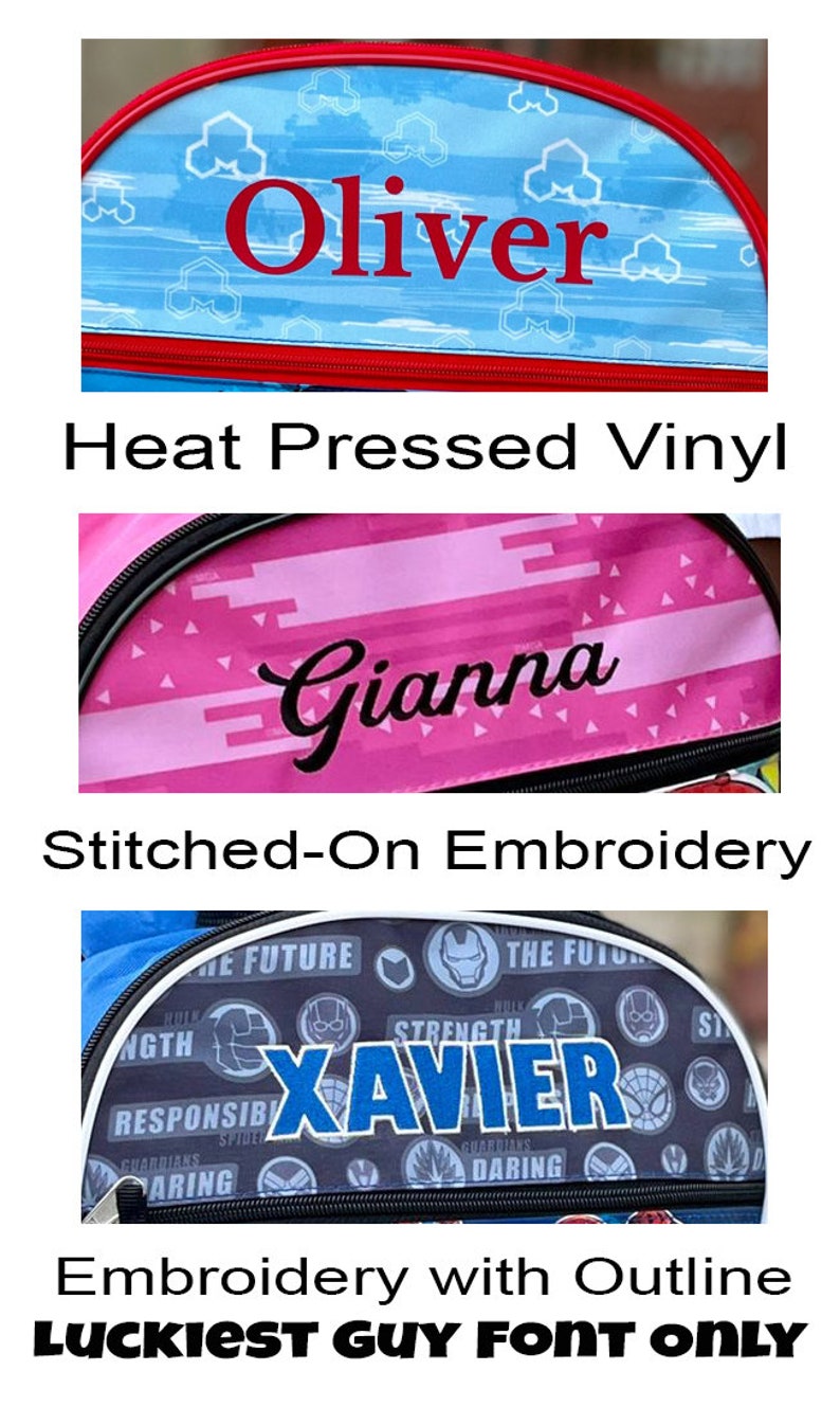 Pu&ograve; includere: Tre esempi di zaini personalizzati con diversi stili di ricamo. Il primo zaino &egrave; blu con nuvole bianche e il nome "Oliver" in vinile rosso. Il secondo zaino &egrave; rosa con triangoli bianchi e il nome "Gianna" in ricamo nero. Il terzo zaino &egrave; nero con una variet&agrave; di loghi di supereroi e il nome "Xavier" in ricamo blu con contorno.