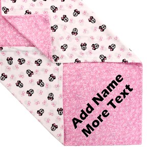 K&ouml;nnte beinhalten: Eine rosa und wei&szlig;e Decke mit einem Minnie Mouse-Druck auf der einen Seite und einer rosa Seite mit dem Text "Name hinzuf&uuml;gen Mehr Text".