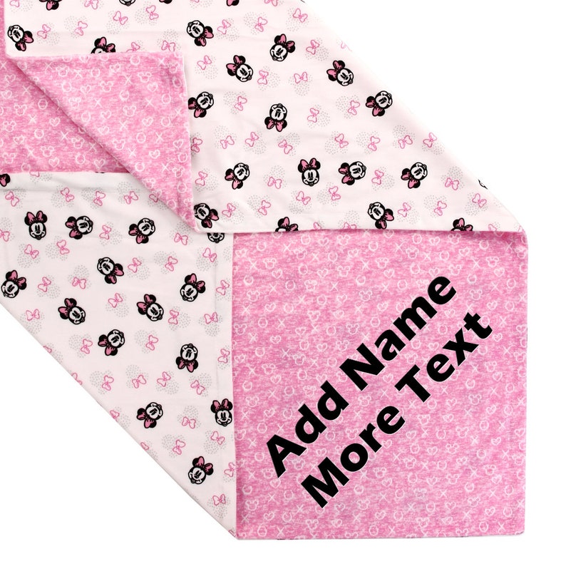 K&ouml;nnte beinhalten: Eine rosa und wei&szlig;e Decke mit einem Minnie Mouse-Druck auf der einen Seite und einer rosa Seite mit dem Text "Name hinzuf&uuml;gen Mehr Text".