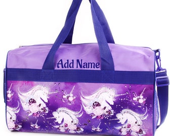 Può includere: Borsa da viaggio viola e blu con stampa di unicorno e fiori. La borsa ha una chiusura a zip e una maniglia superiore. La borsa ha anche una tracolla regolabile. La borsa ha il testo "Aggiungi nome" ricamato sul davanti.