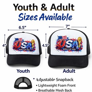 Puede incluir: Gorras de camionero en blanco y negro con el texto "USA WORLD CUP 2026" y un dise&ntilde;o de la bandera estadounidense. La gorra juvenil mide 16,5 cm de ancho y 10,2 cm de alto, la de adulto 17,8 cm de ancho y 11,4 cm de alto. Cierre ajustable.
