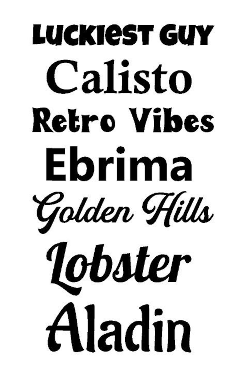 Pu&ograve; includere: Un'immagine in bianco e nero con un elenco di nomi in diversi caratteri. I nomi sono: Luckiest Guy, Calisto, Retro Vibes, Ebrima, Golden Hills, Lobster e Aladin.