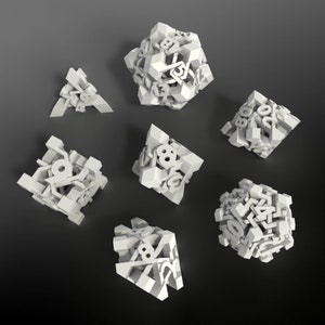 Könnte beinhalten: Ein Satz von sechs weißen Würfeln mit Zahlen auf jeder Seite. Die Würfel sind aus einem strukturierten Material gefertigt und haben ein einzigartiges, geometrisches Design.