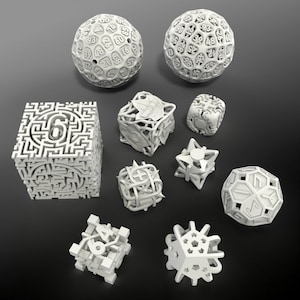 Könnte beinhalten: Ein Satz von zehn weißen Würfeln mit komplizierten Designs. Die Würfel sind aus hartem Kunststoff gefertigt und haben verschiedene Formen und Größen. Die Würfel sind perfekt für Rollenspiele oder andere Brettspiele.