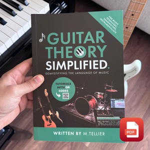 Pode incluir: Um livro verde e preto intitulado "Guitar Theory Simplified." A capa do livro apresenta uma guitarra, uma bateria e uma mesa de mistura. O livro foi escrito por M. Tellier e inclui tutoriais com códigos QR. O livro está etiquetado como um PDF.