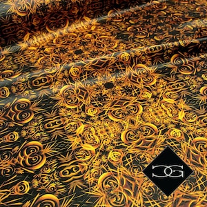 Puede incluir: Diseño de estampado textil con un patrón repetitivo de formas abstractas doradas y negras. El diseño incluye remolinos, elementos geométricos y el texto "SYMMETRIA TEXTILE PRINT DESIGN". Un diamante negro con las letras "DG" está en la esquina inferior derecha.