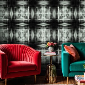 Könnte beinhalten: Ein modernes Wohnzimmer mit einem roten Samtsessel, einem türkisfarbenen Sofa und einer schwarz-weißen Tapete mit Muster. Der Raum ist mit bunten Kissen, einem kleinen Beistelltisch und einer Topfpflanze dekoriert.