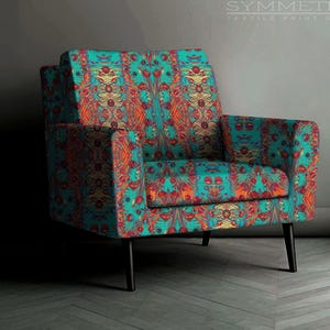 Peut inclure: Un fauteuil à motifs avec un motif floral turquoise, rouge et or. La chaise a des pieds et des accoudoirs noirs. Le texte "SYMMETRIA TEXTILE PRINT DESIGN" est dans le coin supérieur droit.