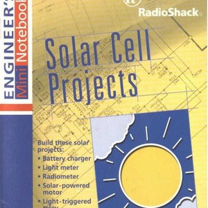 Puede incluir: Una portada de libro azul y amarilla con el título "Solar Cell Projects" y el logotipo de RadioShack. La portada del libro presenta un sol con rayos y nubes sobre un fondo azul. El texto "Construya estos proyectos solares" se enumera con viñetas de diferentes proyectos.