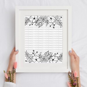 Puede incluir: Un dibujo en blanco y negro de flores en un marco. Las flores están dispuestas en un racimo e incluyen rosas, hojas y flores más pequeñas. El fondo es blanco con las palabras "no binario" repetidas en un degradado de gris.