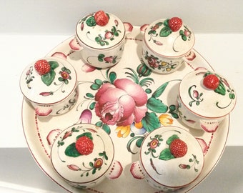 Ensemble de six pots de crème anciens sur un plateau assorti, fabriqués en France, framboises/fraises