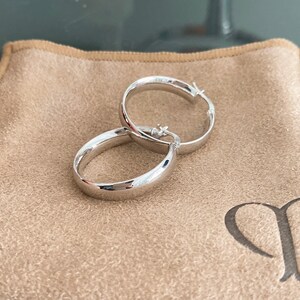 14k White Gold 5mm Basic Hollow Hoop Earrings 23 x 23 mm 14k White Gold 5mm Basic Hollow Hoop Earrings 23 x 23 mm