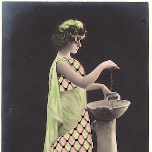 Vintage Post Card mooie dame met stof applique