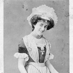 Vintage Postkarte Miss Madge Crighton im Kostüm