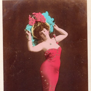 Vintage Post Card dame in rood
