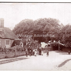 Vintage Postkaart Country Village Scene met familie