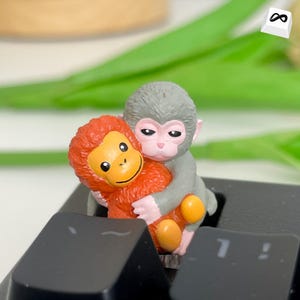 Tecla artesanal con diseño de mono abrazando / Tecla MX de resina / Mono bebé de inspiración anime / Decoración kawaii para teclado / Regalo para gamers