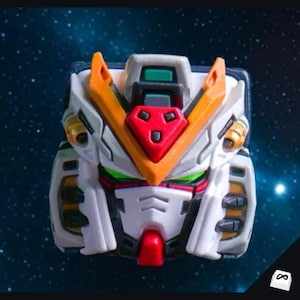 Pode incluir: Um keycap de cabeça de robô branco, laranja e vermelho com um design detalhado. O keycap é uma réplica impressa em 3D de um personagem de anime popular.