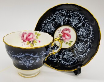 Royal Cauldon Tee-Tasse und Unterteller mit Rosen, grau-weißes Weinreben Muster auf schwarzem Grund
