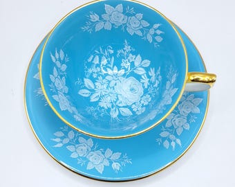 Può includere: Servizio da tè turchese vintage composto da tazza e piattino. La tazza e il piattino presentano un motivo floreale bianco e bordi dorati. La tazza ha un manico dorato. Ideale per feste del tè e occasioni speciali.