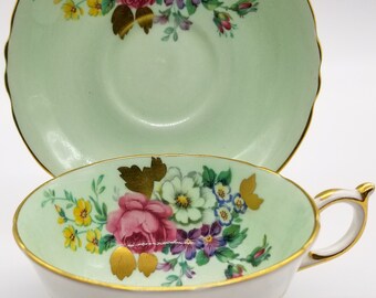 Rare tasse et soucoupe en porcelaine fine Paragon vert menthe pâle à motif floral