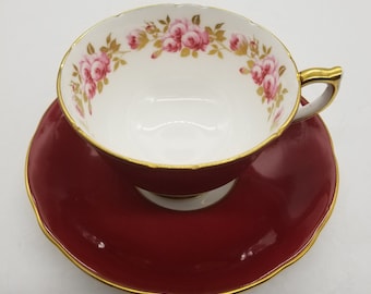 Filiżanka i spodek Aynsley w kolorze czerwonym z różowymi różami, porcelana kostna, wyprodukowana w Anglii