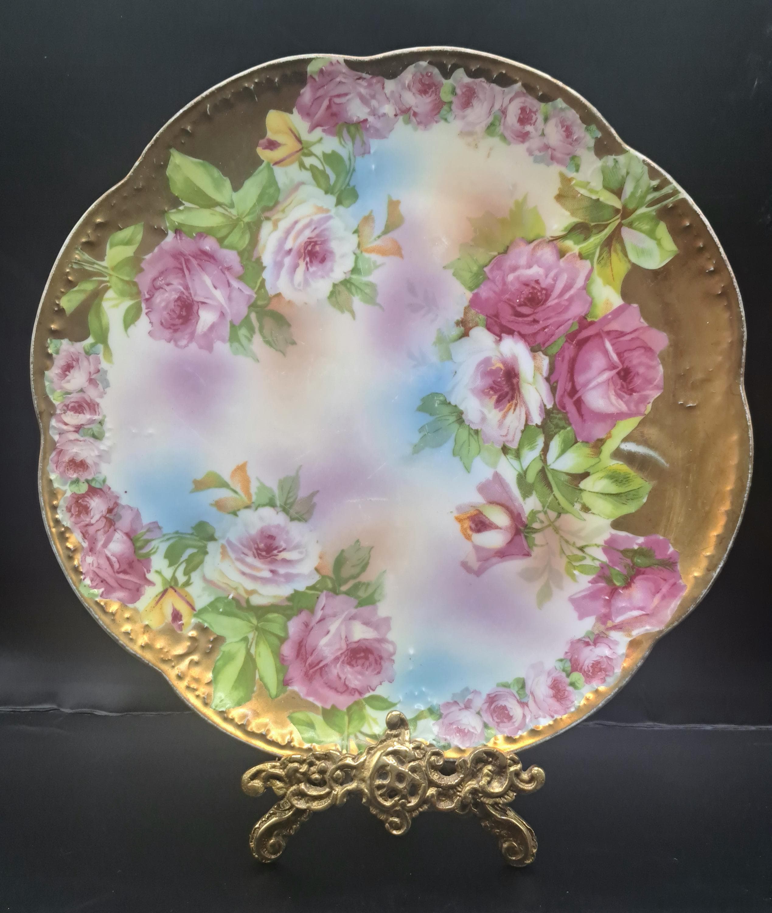 Gorgeous Royal Vienna Hand Painted Heavy Gold Cabinet Plate 9.5