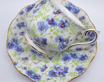 Royal Albert Chintz Teetasse und Untertasse: Stiefmütterchen Floral Bone China