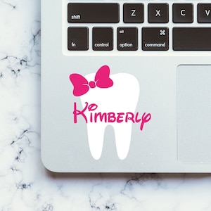 Tandsticker met strik en naam, laptopsticker, autosticker, raam, macbook, notebook, sticker - verkrijgbaar in 4 maten en 30 verschillende kleuren