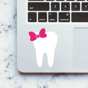 Tand met striksticker, laptopsticker, autosticker, tuimelaar, vinyl, macbook, notebook, sticker - verkrijgbaar in 4 maten en 30 verschillende kleuren