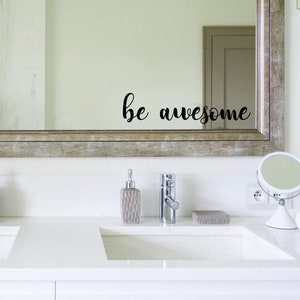Be Awesome Decal, Decalcomania a specchio, Decalcomania per il bagno, Arredamento per il bagno, Decalcomanie da muro, Citazioni ispiratrici - 30 diversi colori disponibili