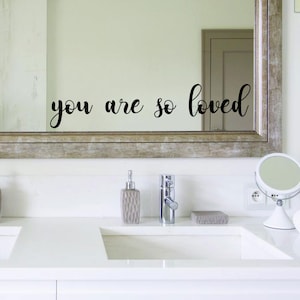 Eres tan amado calcomanía, calcomanía de espejo, calcomanía de baño, decoración de baño, calcomanía de pared, citas inspiradoras - 30 colores diferentes disponibles