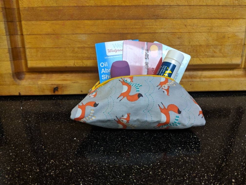 Fun Coin purse Winter Fox bean-bag-like coin purse.