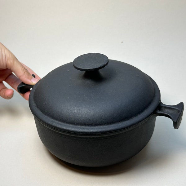 Vintage 1970s France Le Creuset 17, La Mama Black cast iron dutch oven pot by Enzo Mari with finger print handles