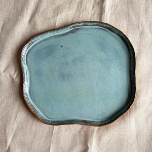 Assiette plate en grès cérame bleu turquoise mat de l&#39;Himalaya, vaisselle faite main, céramique et poterie