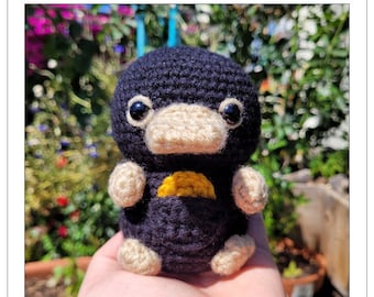 Nur Muster | Magisches Monster Wesen häkeln | Echidna / Schnabeltier Amigurumi | Stofftier Plüschtier