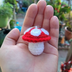 Gehäkelter Mini Pilz Schlüsselanhänger | Amigurumi Kuscheltier | Plüsch Schlüsselanhänger Plushie