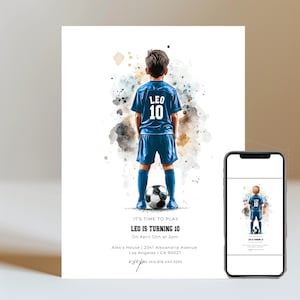Puede incluir: Una invitación de cumpleaños con una ilustración en acuarela de un joven futbolista con uniforme azul, número 10. El texto dice "LEO IS TURNING 10" con detalles del evento. Un smartphone muestra el mismo diseño de invitación.