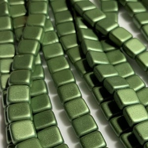 25 piezas de cuentas para azulejos CzechMates, color verde oliva perlado, 6 mm, cuentas de vidrio prensado checas.