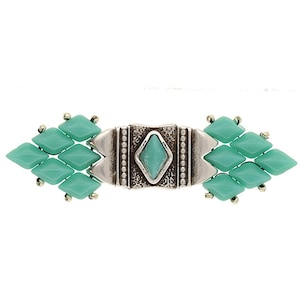 Könnte beinhalten: Ein silbernes Armband mit türkisfarbenen Perlen und einem dekorativen Verschluss. Der Verschluss hat einen türkisfarbenen Stein in Diamantform.