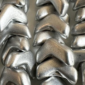 30 pcs Duo de perles en aluminium bronze, aluminium argenté, chevrons, 10 x 4 mm, 2 trous, perles de verre pressées tchèques