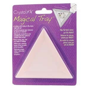 Pode incluir: Uma bandeja triangular rosa Crystal FX Magical Tray em um cartão roxo. A bandeja foi projetada para uso com contas e achados. O texto no cartão inclui "Vire pedras de costas planas, como MAGIA!"